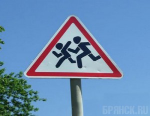 Ребенок попал под машину во дворе дома