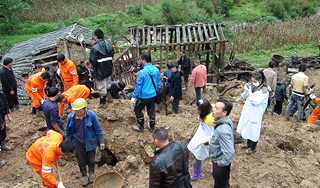 Жертвами оползня в Китае стали 18 детей Жертвами оползня в Китае стали 18 детей