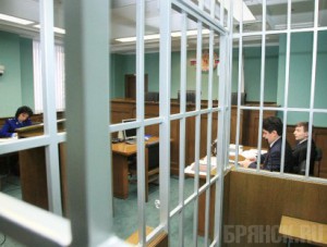 Девушку будут судить за нанесение побоев участковому