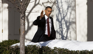 Обама откалывал лед на сильном морозе Обама откалывал лед на сильном морозе