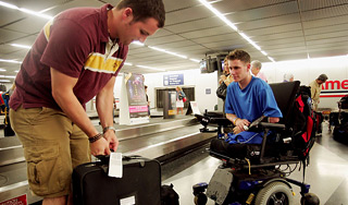 Инвалидов-колясочников не пустили в самолет Инвалидов-колясочников не пустили в самолет