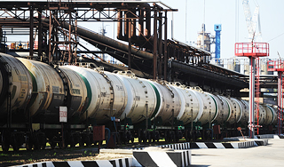 В Омске разлилась цистерна серной кислоты В Омске разлилась цистерна серной кислоты