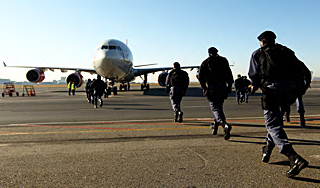 Турция захватила сирийский самолет Турция захватила сирийский самолет