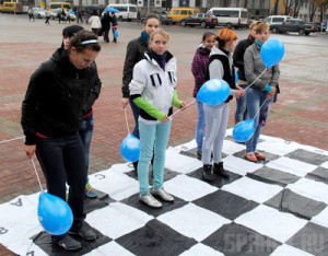 Молодежи предложили сыграть в «живые» шашки