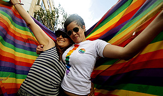 В Москве разгромили гей-клуб В Москве разгромили гей-клуб