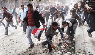 Жители Каира закидали друг друга камнями Жители Каира закидали друг друга камнями