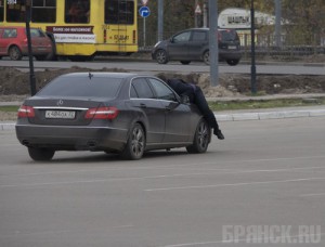 Иномарка с фальсификаторами сбила представителя Потомского