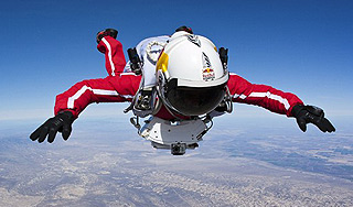 Парашютист достиг в полете скорости звука Парашютист достиг в полете скорости звука