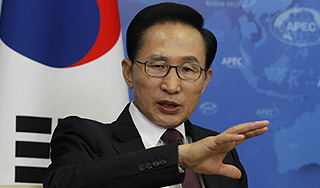 Глава Южной Кореи посетил спорный остров Глава Южной Кореи посетил спорный остров