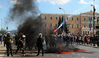 Полиция жестко разогнала бастующих в Греции Полиция жестко разогнала бастующих в Греции