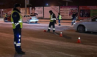 Полицейский сбил троих пешеходов в Москве Полицейский сбил троих пешеходов в Москве