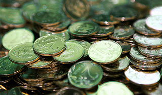 Должник отдал приставам четыре мешка монет Должник отдал приставам четыре мешка монет