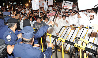 В Кувейте обстреляли митингующих В Кувейте обстреляли митингующих