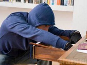 Преступник вынес из офиса свыше 200 тысяч рублей