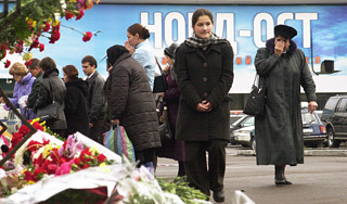 Россия вспоминает жертв "Норд-Оста" Россия вспоминает жертв "Норд-Оста"