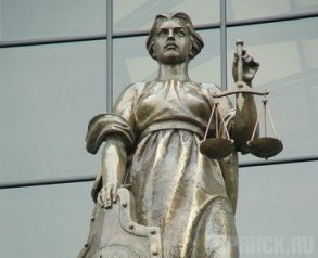 Трех парней будут судить за нападение на магазин