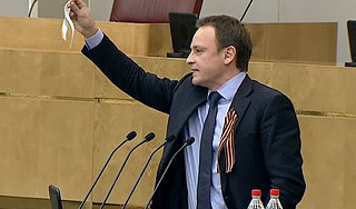 Депутат растоптал белую ленту в Госдуме Депутат растоптал белую ленту в Госдуме