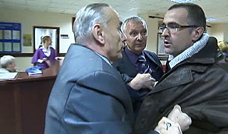 Журналисты пожаловались на побои в управе Журналисты пожаловались на побои в управе