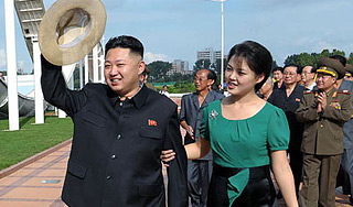 Ким Чен Ын показал жену на футболе Ким Чен Ын показал жену на футболе