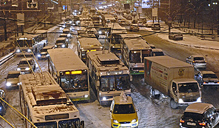 Ледяной дождь сковал дороги Москвы Ледяной дождь сковал дороги Москвы