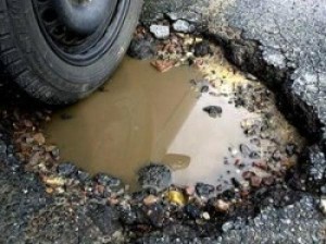 Вину за некачественные дороги свалили на автолюбителей