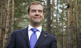 Медведева научили чистить монитор морошкой Медведева научили чистить монитор морошкой