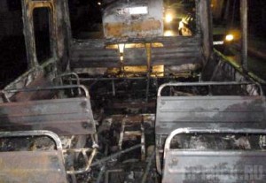 Автобус сгорел дотла после столкновения с легковушкой Автобус сгорел дотла после столкновения с легковушкой