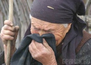 Мужчина бил и душил пенсионерку, требуя деньги