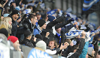 Фанатки на матч пронесли петарды в себе Фанатки на матч пронесли петарды в себе