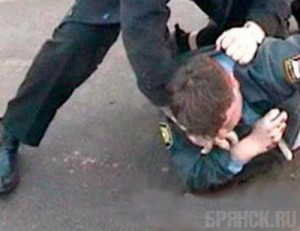 Два белоруса напали на участкового в Брянске