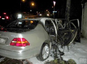 Автомобиль врезался в электроопору и загорелся