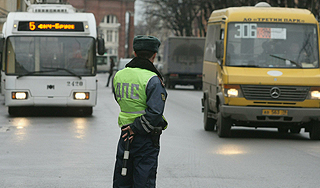 Инспектор ДПС держал должника в гараже Инспектор ДПС держал должника в гараже