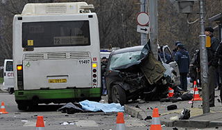 Женщина сбила людей на остановке Женщина сбила людей на остановке
