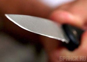 В дятьковском общежитии женщину ударили ножом