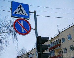 Для удобства борьбы со снегом установили дорожные знаки