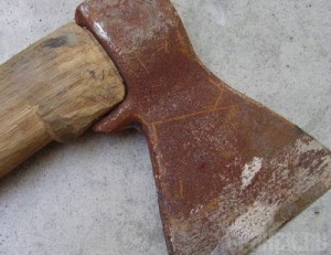 Мужчина едва не зарубил топором родную мать