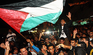Палестинцы празднуют победу над Израилем Палестинцы празднуют победу над Израилем
