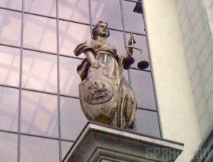 Будут судить чиновника, покалечившего женщину