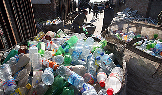 Индия вводит запрет на пластиковые бутылки Индия вводит запрет на пластиковые бутылки