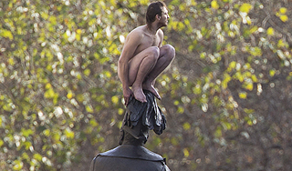 Голый верхолаз залез на памятник в Лондоне Голый верхолаз залез на памятник в Лондоне