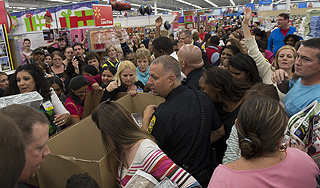 Покупателей обстреляли в "черную пятницу" Покупателей обстреляли в "черную пятницу"