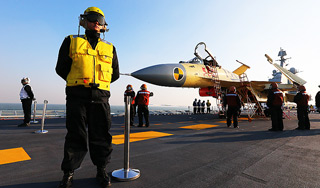 Китай впервые посадил J-15 на авианосец Китай впервые посадил J-15 на авианосец