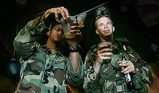 Американским военным запретили алкоголь Американским военным запретили алкоголь