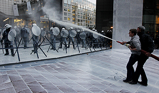 Фермеры облили полицию молоком Фермеры облили полицию молоком