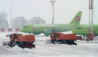 Снегопад парализовал аэропорты Москвы Снегопад парализовал аэропорты Москвы