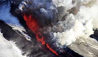 Лава Плоского Толбачика подожгла лес Лава Плоского Толбачика подожгла лес