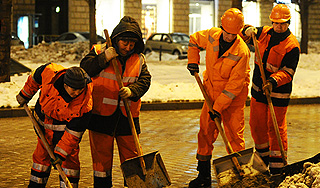 Таджики отказались убирать снег на улице Таджики отказались убирать снег на улице