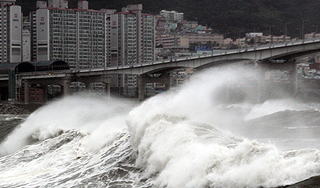 На Японию обрушилась серия цунами На Японию обрушилась серия цунами