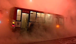 Автобус провалился в яму с кипятком Автобус провалился в яму с кипятком