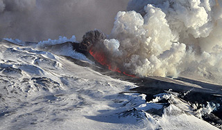 Плоский Толбачик залил дорогу лавой Плоский Толбачик залил дорогу лавой